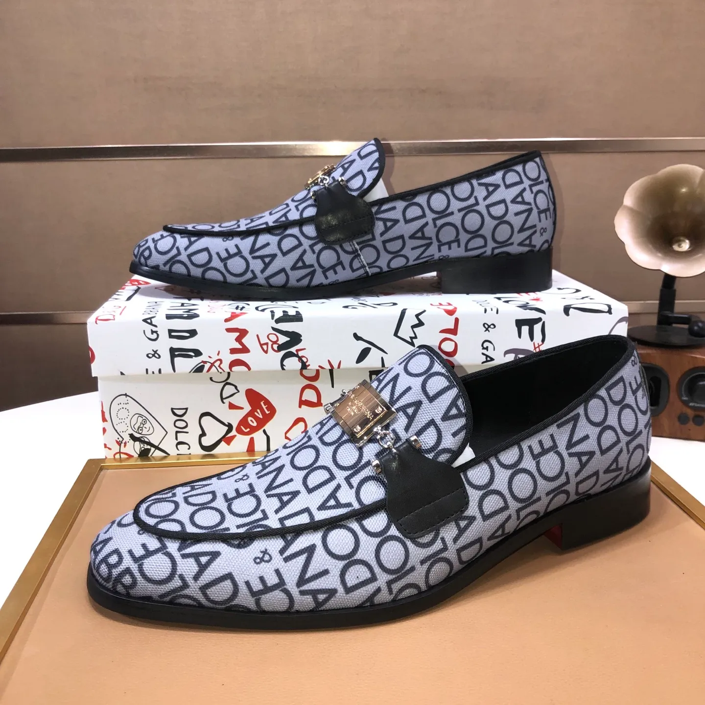 Ex-factory price 500💰DG top quality🔍🔍men's new leather shoes🚹Sold simultaneously at counters⚠Shoe uppers are imported cowhide from Italy, fully imported cowhide lining, imported accessories💪💪, completely 1⃣️ to 1⃣️replica🇮🇹 💪💪, ⚠Sole: The original sole is specially provided by the original factory, the exclusive movable molded sole is super comfortable, ⚠The original factory follows the order, 🔍🔍high quality, you can enter and exit the counter at will, welcome to compare ⚠Number of sizes: 38-44 (45 customized)